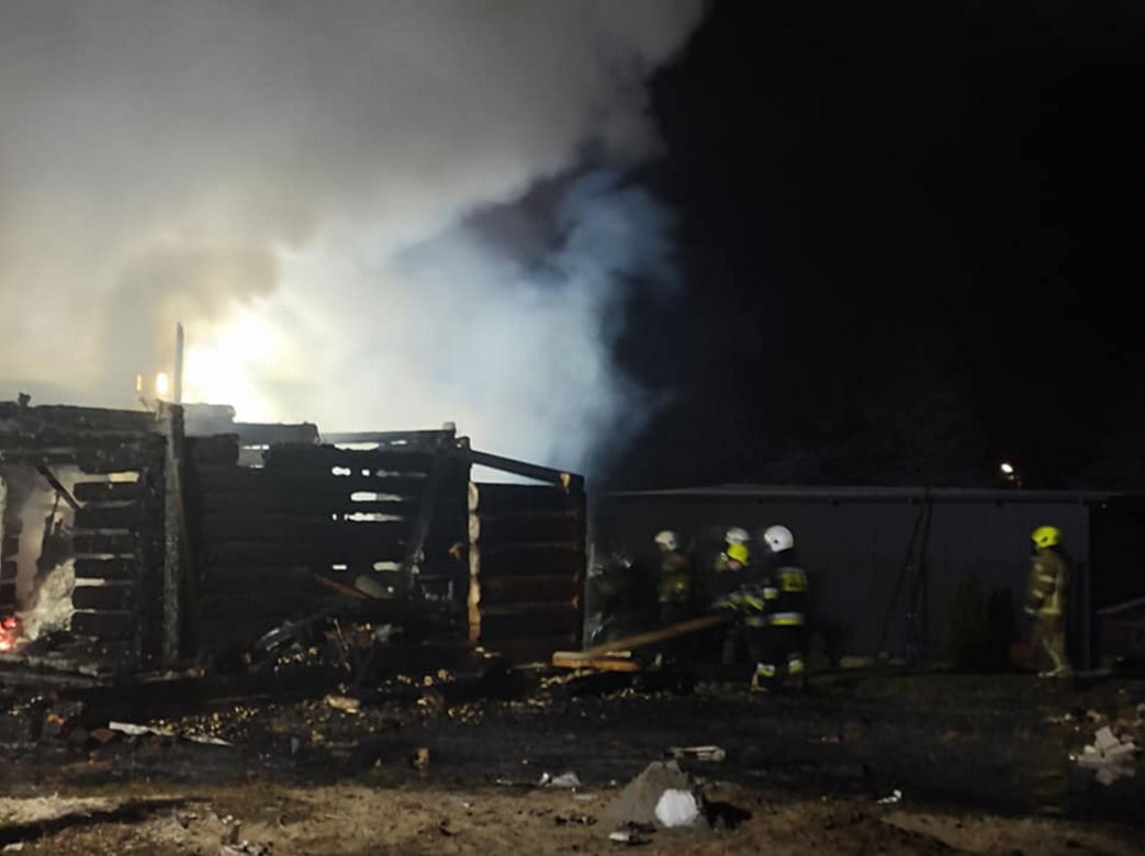 Tragedia pod Radomiem. Drewniany dom doszczętnie spłonął 
