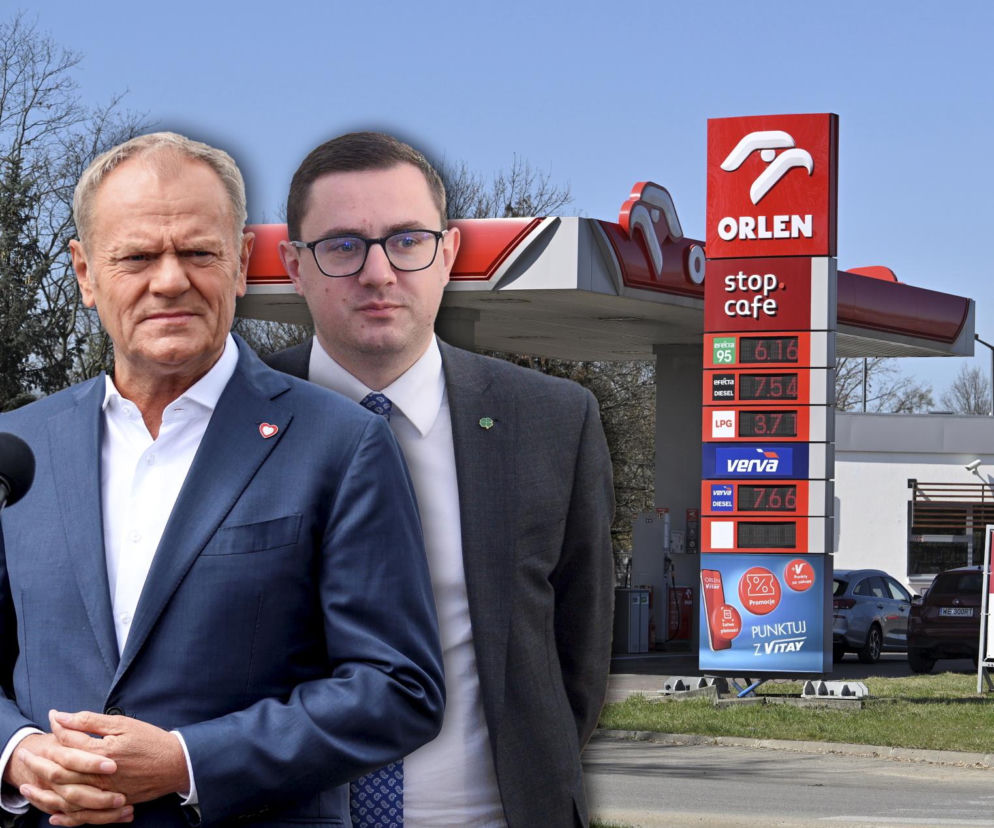 Donald Tusk i Miłosz Motyka na tle stacji paliw Orlen z pylonem wyświetlającym aktualne ceny. Temat cen paliw, tarczy paliwowej i ich wpływu na portfele Polaków znajdziesz na Super Biznes.