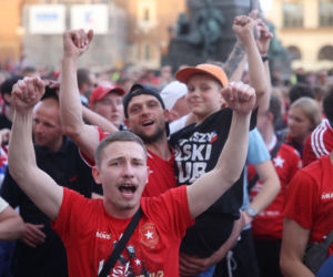 Dramat podczas fety Wisły Kraków. 11-latka trafiona petardą trafiła do szpitala