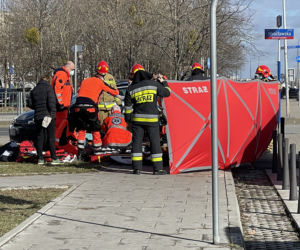 Dramatyczna akcja na Bemowie! Udzielali pomocy rannym. Kilka metrów dalej umierał w aucie mężczyzna