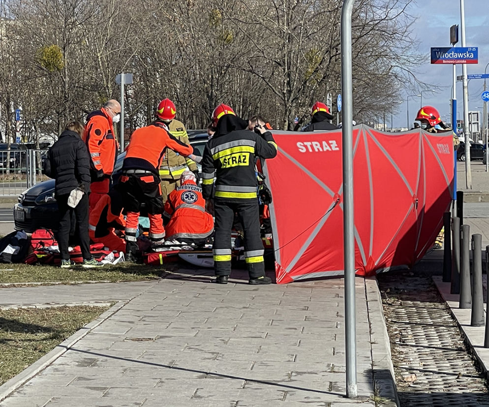 Dramatyczna akcja na Bemowie! Udzielali pomocy rannym. Kilka metrów dalej umierał w aucie mężczyzna