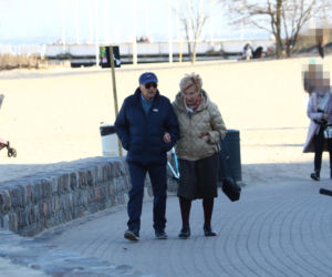 Stefan Friedmann z żoną na spacerze