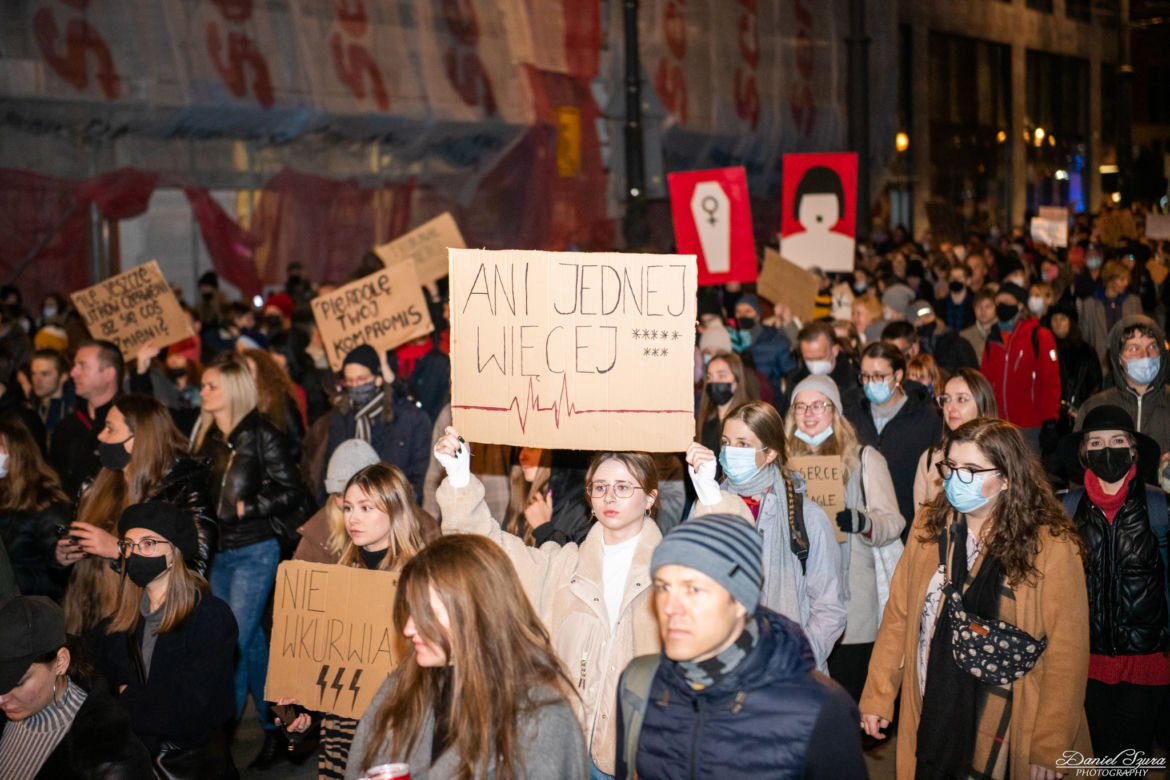 Kraków: "Ani jednej więcej". Protest po śmierci ciężarnej Izabeli z Pszczyny
