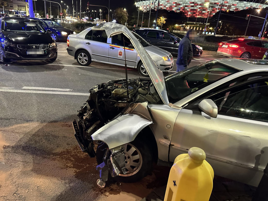 Zderzenie trzech aut osobowych w Warszawie. Kierowca audi uciekł z miejsca zdarzenia