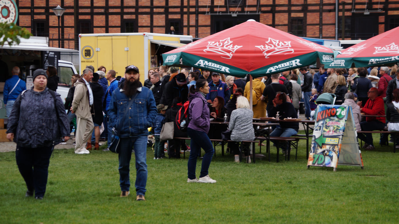 Festiwal Food Trucków 2021. Restauracje na kółkach zaparkowały na Wyspie Młyńskiej