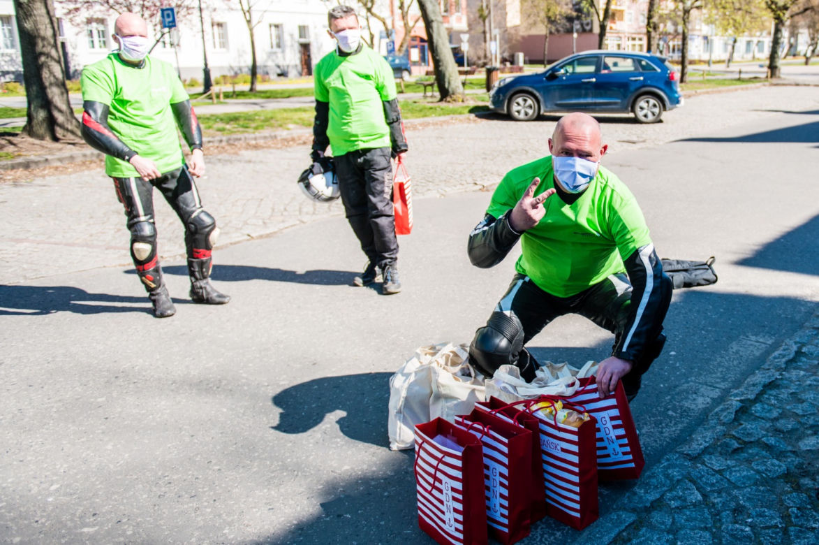 Koronawirus w Trójmieście. Jeżdżą na motorach i pomagają seniorom