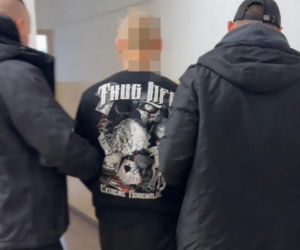 Policjanci z Torunia zabezpieczyli kilogramy narkotyków. 22-letnia kobieta i dwóch 41-latków w kajdankach