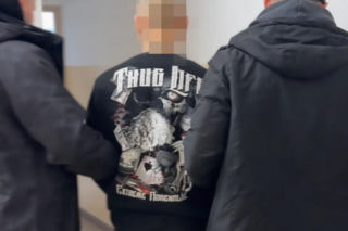 Policjanci z Torunia zabezpieczyli kilogramy narkotyków. 22-letnia kobieta i dwóch 41-latków w kajdankach