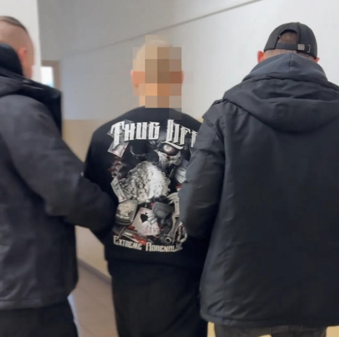 Policjanci z Torunia zabezpieczyli kilogramy narkotyków. 22-letnia kobieta i dwóch 41-latków w kajdankach