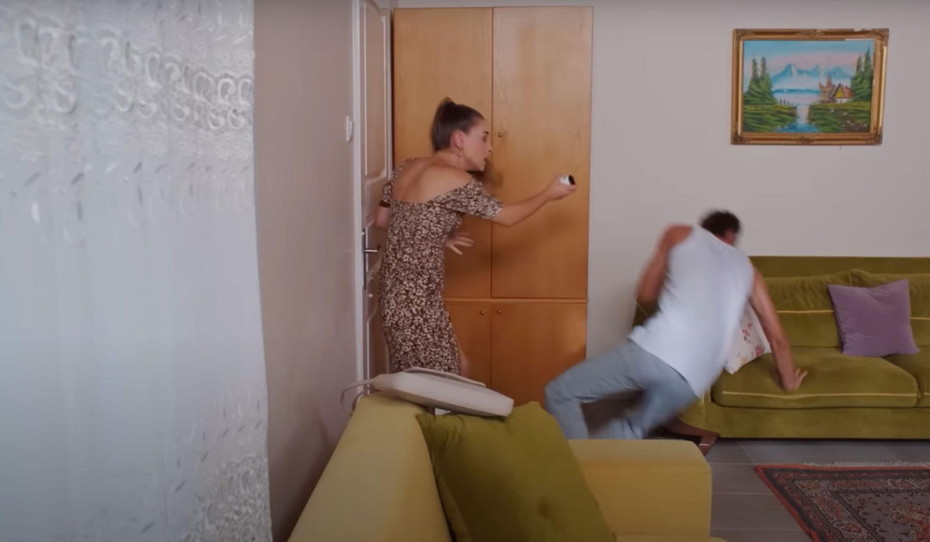 Sila ucieka Alperowi i przyłapuje Kuzeya w łóżku z Bahar. 
