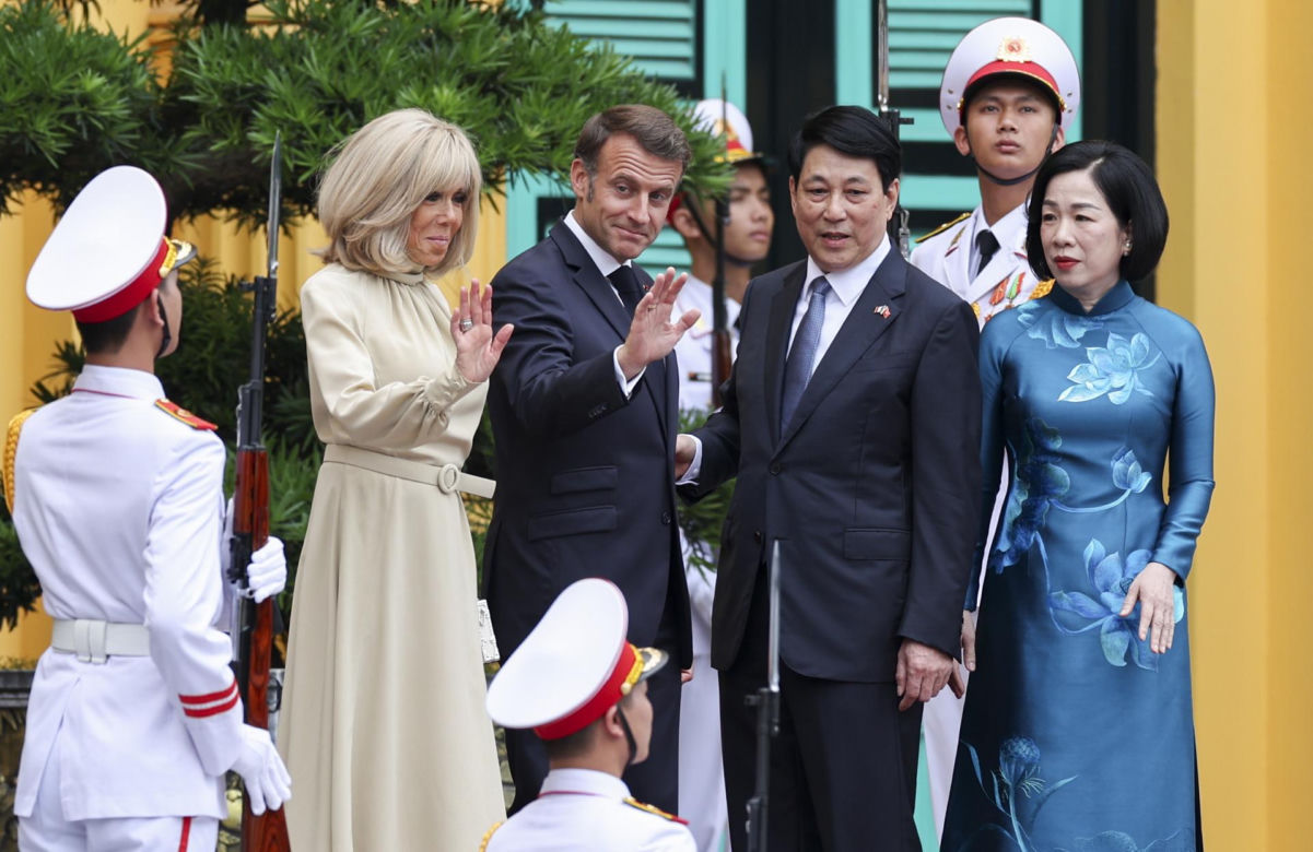 Francja/ Pałac Elizejski tonuje gwałtowny gest Brigitte Macron wobec męża, uchwycony przez kamery