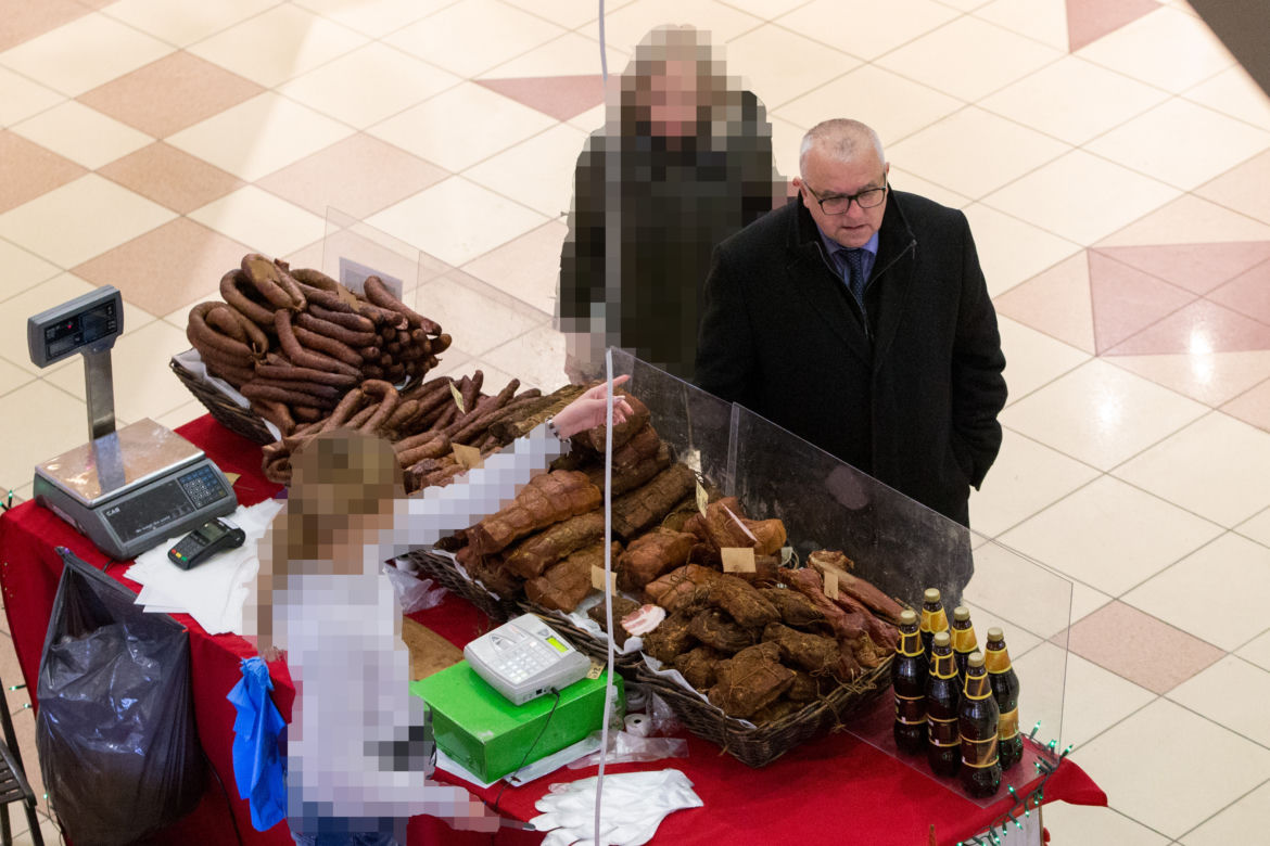 Lipiński - służbową limuzyną po prezenty