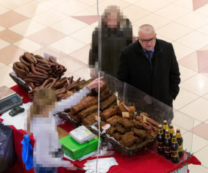 Lipiński - służbową limuzyną po prezenty