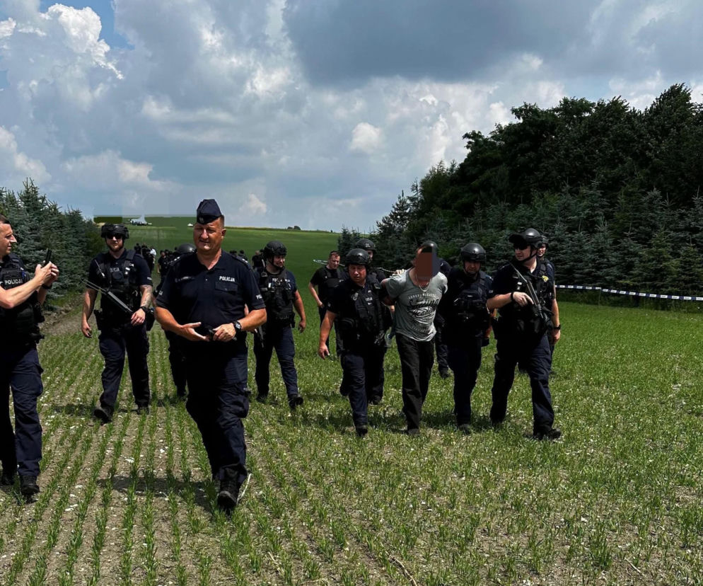 Koszmarna zbrodnia w Mierzawie. Podejrzany o zabójstwo wpadł w ręce policji po czterech dniach obławy