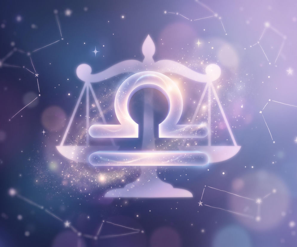 Świecący symbol zodiakalnej Wagi na tle gwieździstego nieba. O horoskopie dla Wagi przeczytasz na Eska.