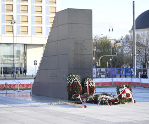 Piotr Gliński składa kwiaty w rocznicę katastrofy smoleńskiej