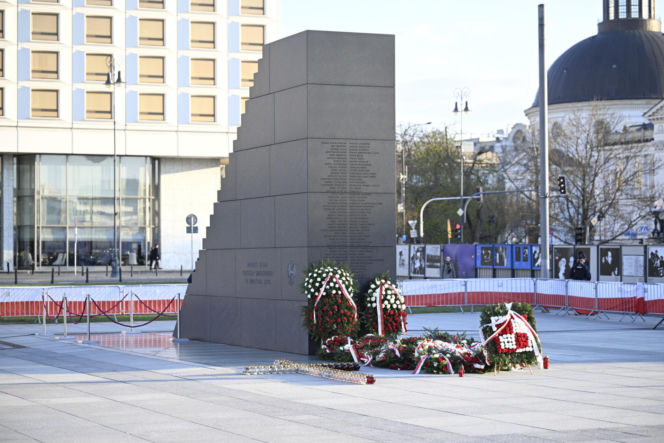 Piotr Gliński składa kwiaty w rocznicę katastrofy smoleńskiej