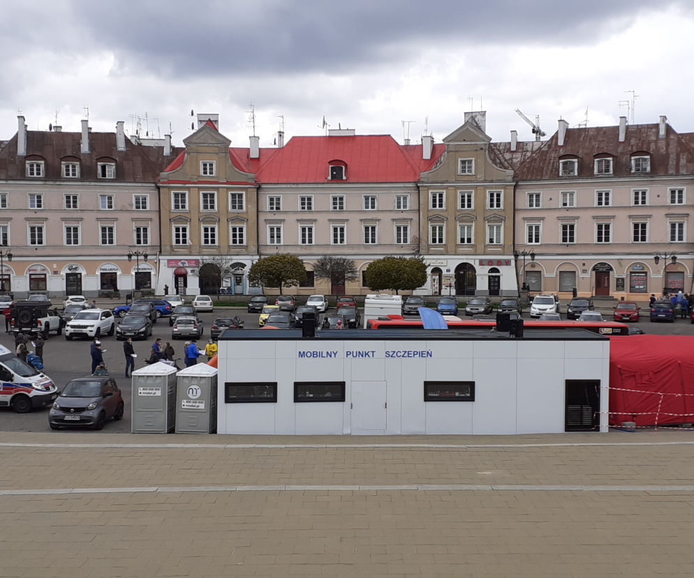 Mobilny punkt szczepień przeciw Covid-19 na Pl. Zamkowym  w Lublinie