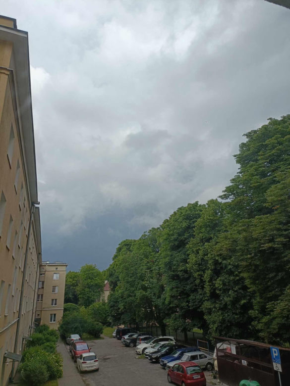 Burza nad Lublinem. Czarne chmury przykryły miasto, słychać grzmoty