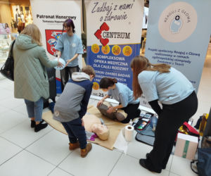 Uczennice IV LO szkolą Siedlczan z udzielania pierwszej pomocy