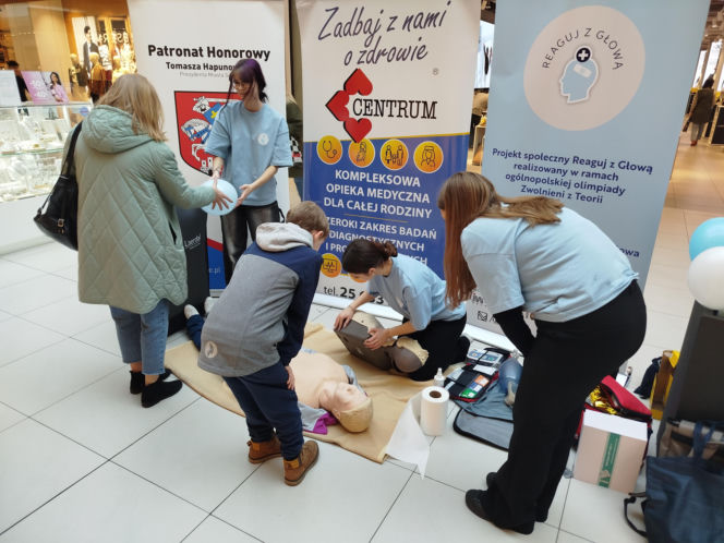 Uczennice IV LO szkolą Siedlczan z udzielania pierwszej pomocy