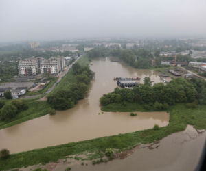 Powódź w Krakowie. Tony śmieci i zniszczenia na bulwarach