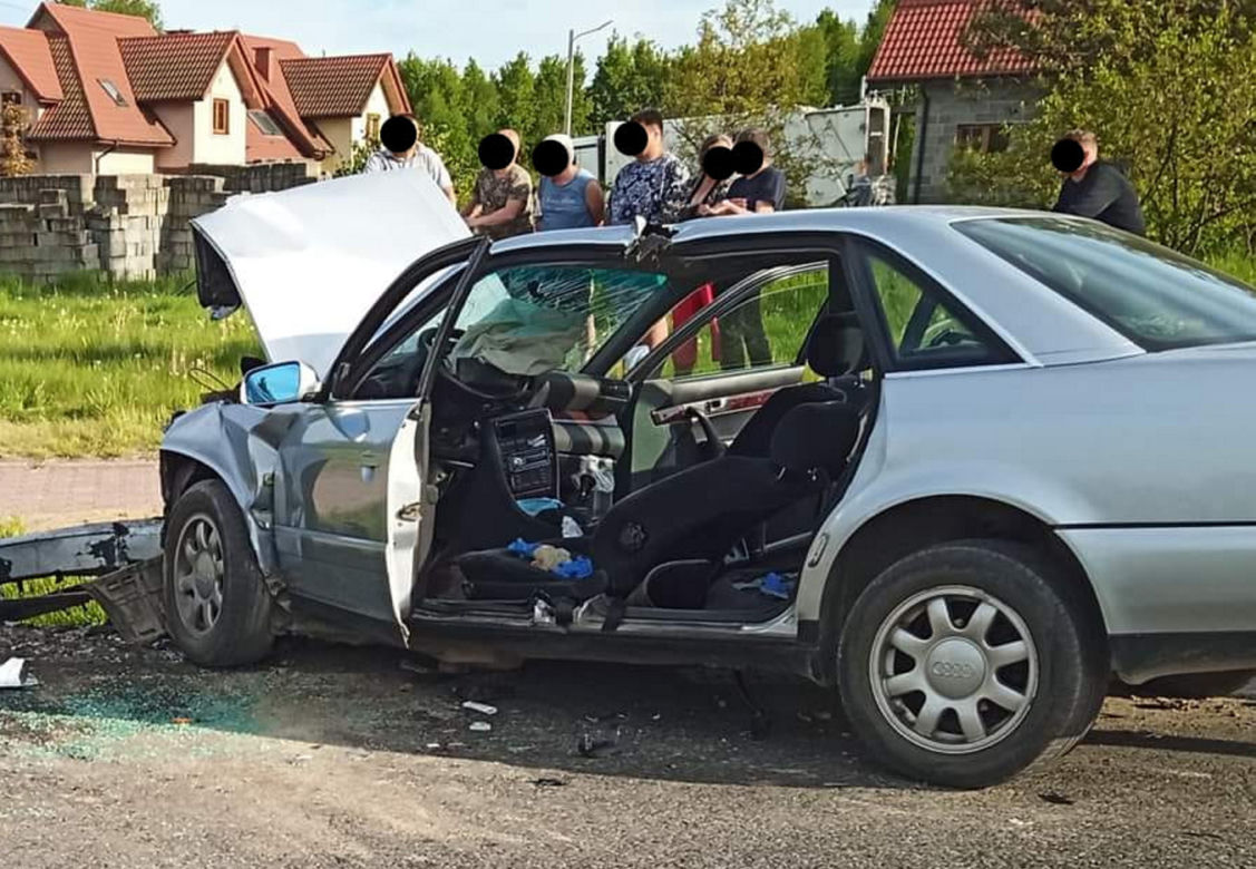 Potworne zderzenie pod Radomiem. Kierowca audi zmarł w szpitalu! [ZDJĘCIA].