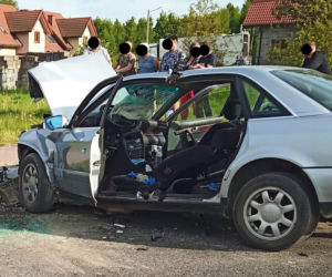 Potworne zderzenie pod Radomiem. Kierowca audi zmarł w szpitalu! [ZDJĘCIA].