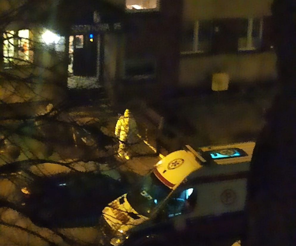 Świętochłowice. Załoga karetki w białych kombinezonach zabrała pacjenta