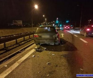 Pijany jak bela 67-latek staranował dwa samochody. Nie wyhamował przed światłami