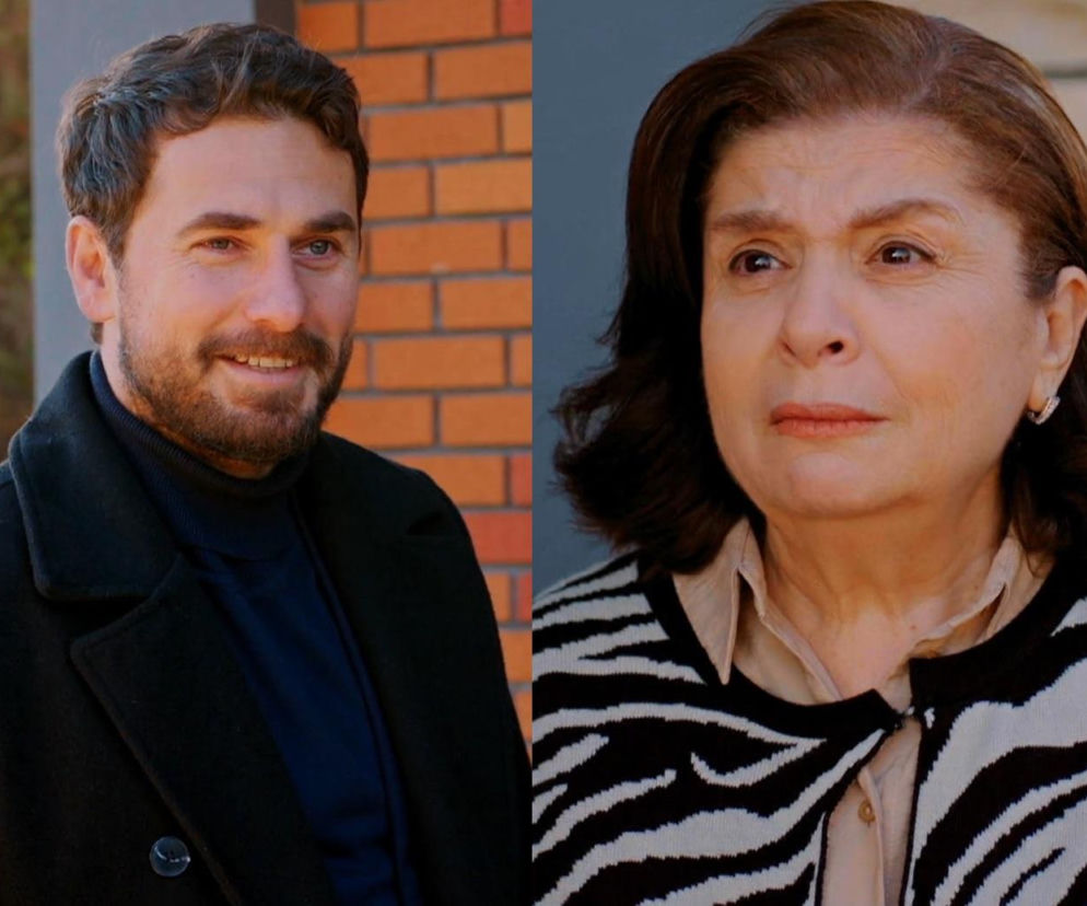 Kuzey z serialu Miłość i nadzieja w ciemnym golfie i płaszczu, uśmiechnięty, obok zmartwiona Naciye w jasnej koszuli i czarno-białym swetrze w paski. Zdjęcie przedstawia okrutny żart syna z matki, o czym można przeczytać na Super Seriale.