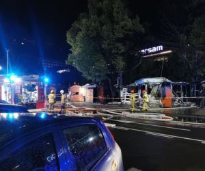 Spłonęło kilkanaście boksów. Nocny pożar targowiska w centrum Katowic