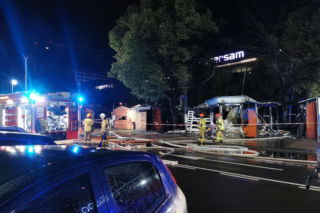 Spłonęło kilkanaście boksów. Nocny pożar targowiska w centrum Katowic
