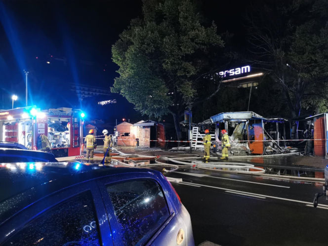 Spłonęło kilkanaście boksów. Nocny pożar targowiska w centrum Katowic