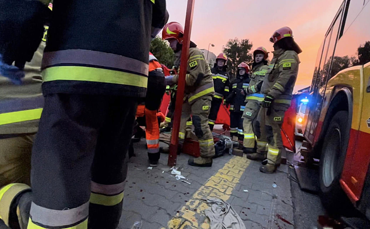 Miejski autobus zmiażdżył mu nogę na przystanku w Warszawie. „Trzeba było amputować”