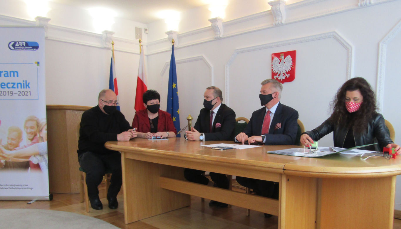 Społecznicy podpisali umowy w połczyńskim ratuszu 