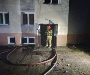 Pożar wybuchł w nocy. Ogień i dym odcięły drogę ucieczki czteroosobowej rodzinie