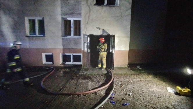 Pożar wybuchł w nocy. Ogień i dym odcięły drogę ucieczki czteroosobowej rodzinie