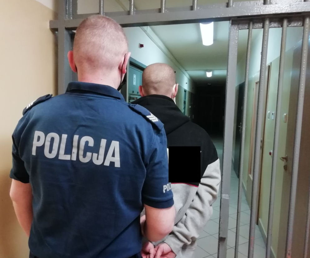 Pakował whisky do plecaka i wychodził ze sklepu. Łodzianin na gościnnych występach w Szczercowie