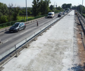 Kierowca BMW ugrzązł w świeżym betonie na moście nowohuckim