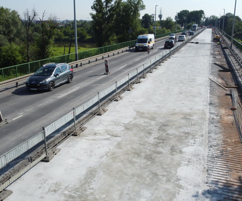 Kierowca BMW ugrzązł w świeżym betonie na moście nowohuckim