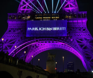 Wieża Eiffla rozbłysła na powrót Celine Dion