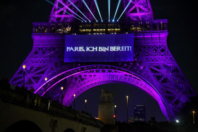 Wieża Eiffla rozbłysła na powrót Celine Dion