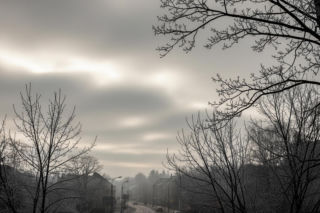Szaro za oknem w Piszu. Czy słońce nas jeszcze zaskoczy?