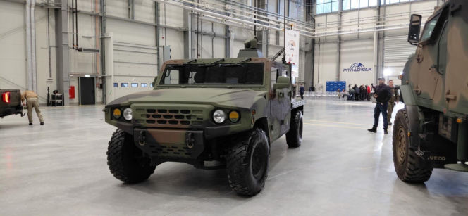 Program San to antydronowy „szwajcarski scyzoryk”? Premier i Szef MON na podpisaniu umowy