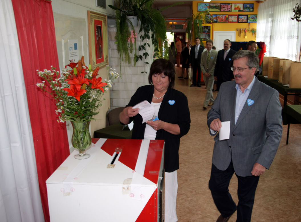Bronisław Komorowski głosuje w II turze