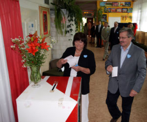 Bronisław Komorowski głosuje w II turze