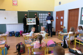 Jak być bezpiecznym w drodze do szkoły? Policjanci odpowiedzieli podzas wizyt w elbląskich szkołach