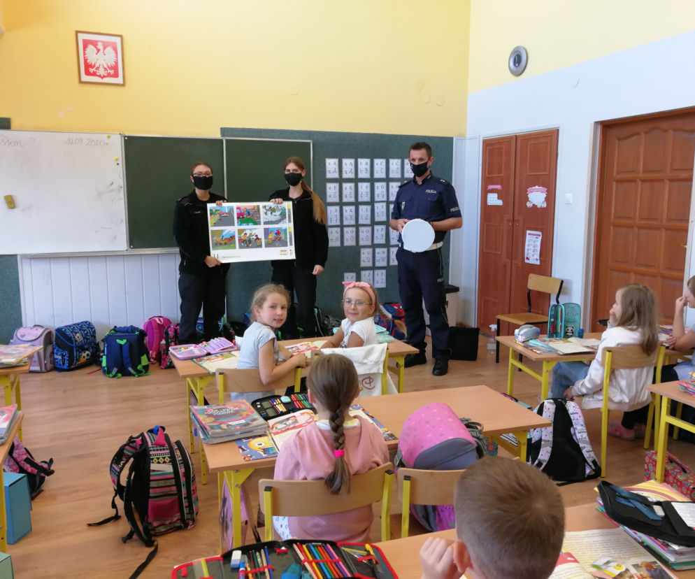 Funkcjonariusze elbląskiej policji odwiedzili uczniów w ich szkołach!