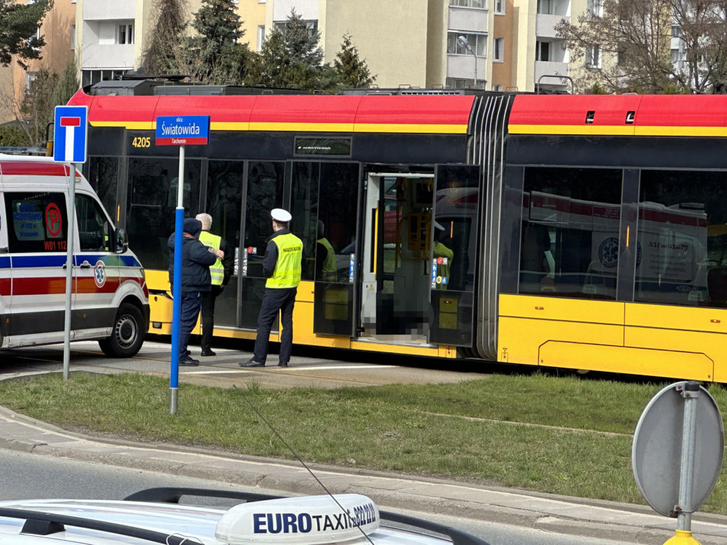 Zalana krwią pasażerka tramwaju. Makabryczny wypadek na warszawskiej Białołęce